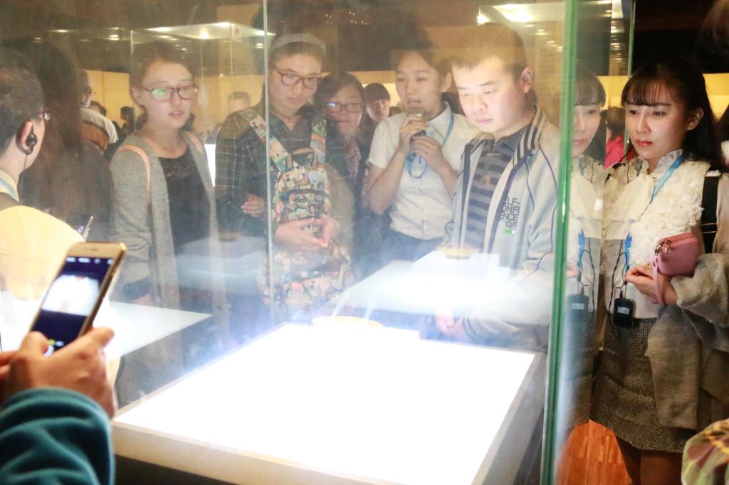 员工党员认真参观学习